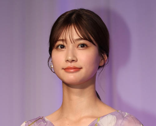 生見愛瑠、CA姿に「かわいい！」など反響　美脚際立つ超ミニ丈スカートコーデも公開 - 芸能 : 日刊スポーツ