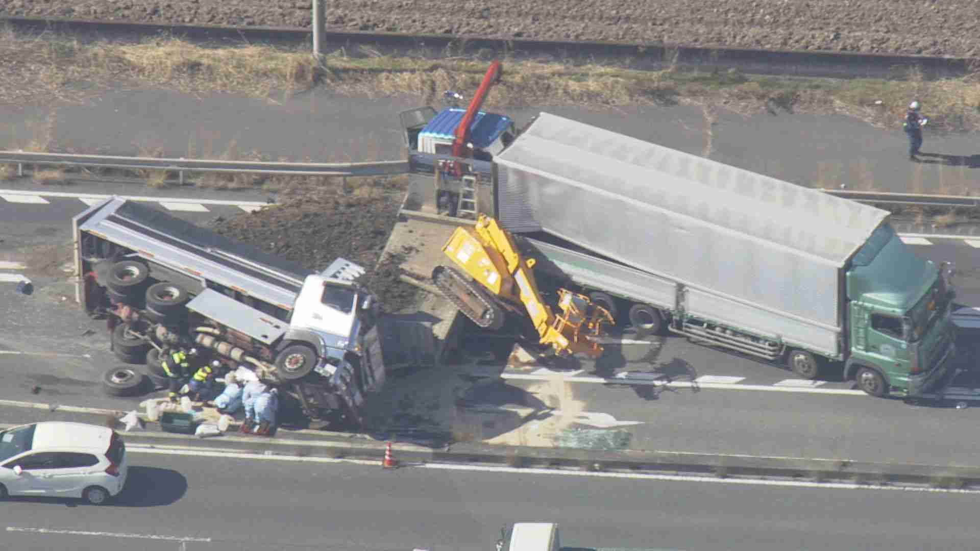 【速報】重機乗せたトラックに追突するなど4台絡む事故　ダンプカーは横転、国道に土が散乱　茨城・下妻市（テレビ朝日系（ANN）） - Yahoo!ニュース