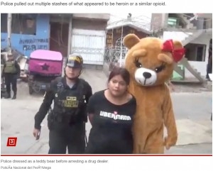 クマの着ぐるみ姿でプレゼントを贈るフリ　捜査官が麻薬密売人をおびき出して逮捕（ペルー）