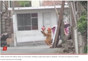 クマの着ぐるみ姿でプレゼントを贈るフリ　捜査官が麻薬密売人をおびき出して逮捕（ペルー）