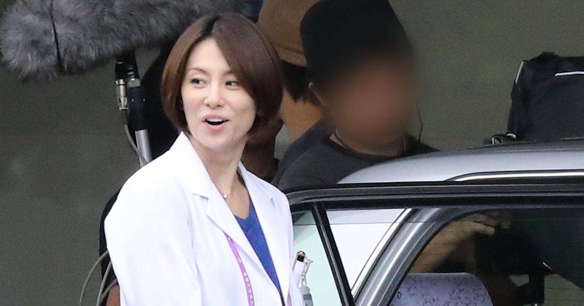 米倉涼子　映画『ドクターX』の撮影が大幅遅延…事務所再建の老紳士（74）も就任4カ月で急逝の二重苦 | 女性自身