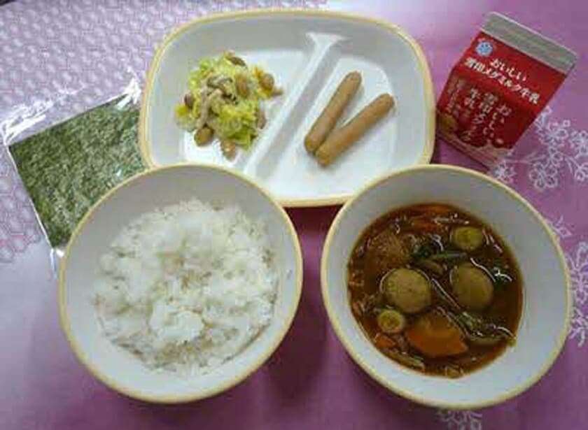 給食に生徒が「ふりかけ持参」で賛否 「弁当と給食は別物」猛反発した市議が語った問題の本質