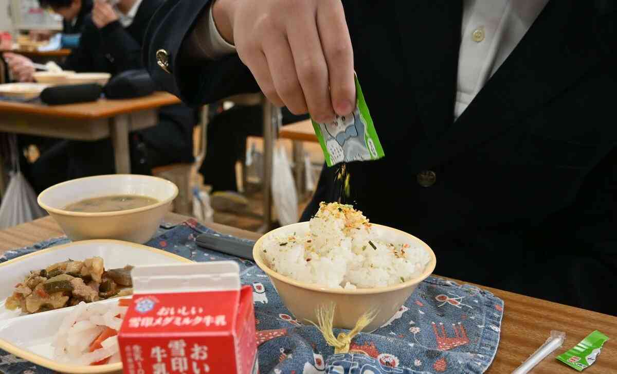 給食に生徒が「ふりかけ持参」で賛否　「弁当と給食は別物」猛反発した市議が語った問題の本質 | 概要 | AERA dot. (アエラドット) 