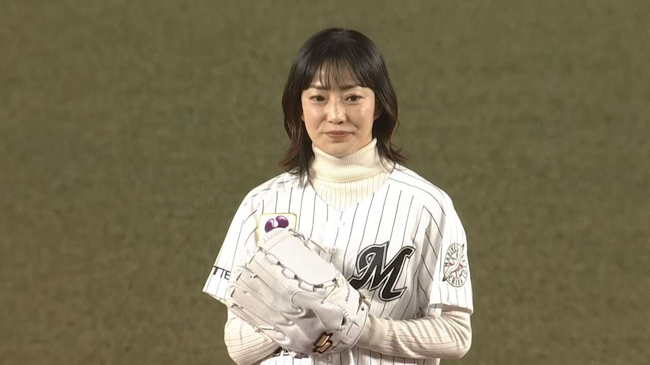 【球場どよめく】菅野美穂さん『想像以上の剛球』を披露 - YouTube