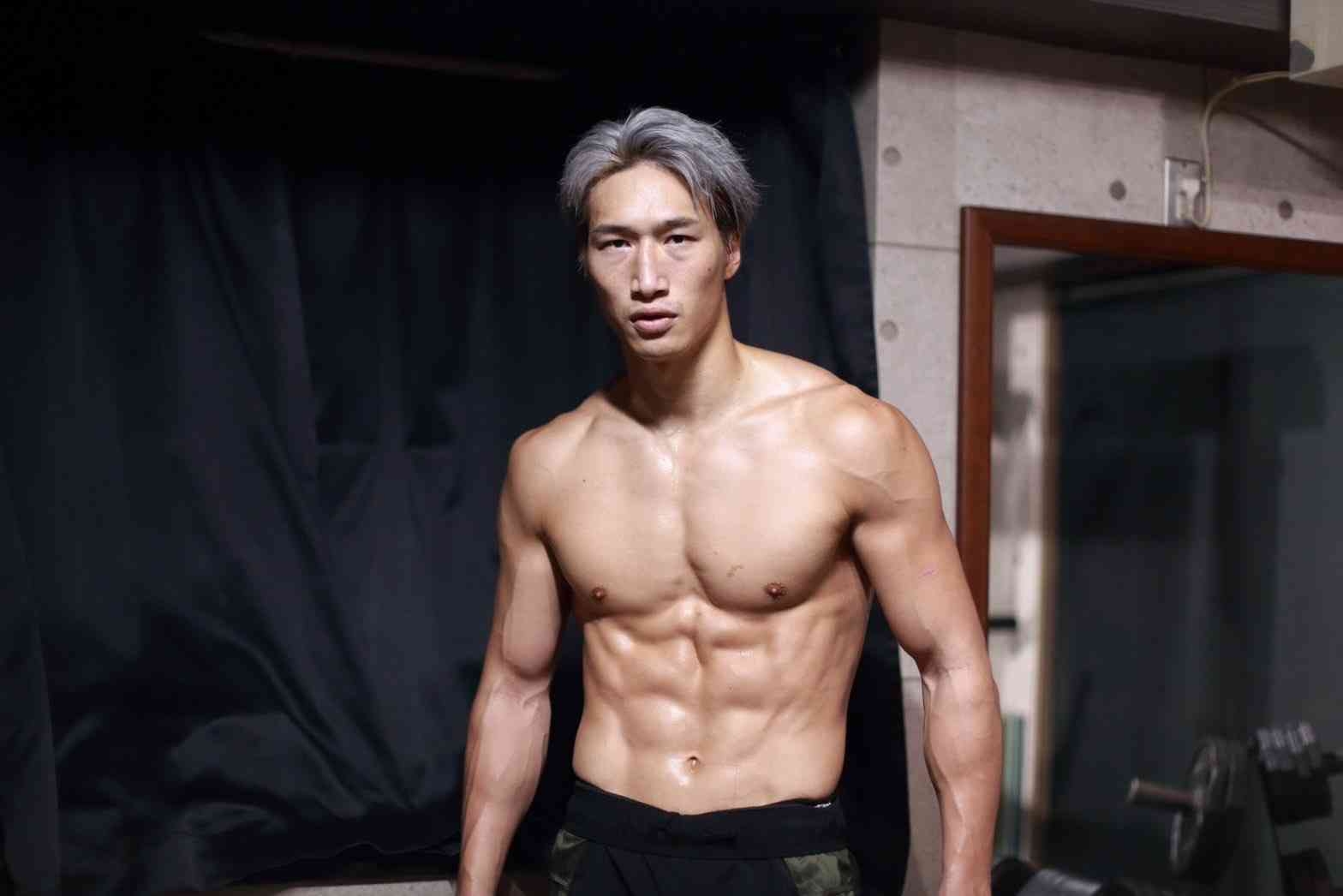 「ずっと手を触って」「強烈な口説きが」　グラドル、元K-1王者のセクハラ行為を“告発”→反論しバトルに