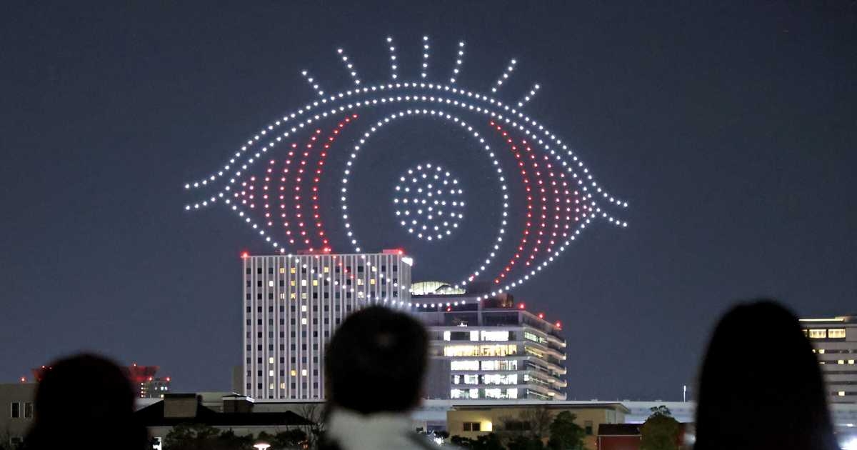 東京上空に巨大な目？　ドローン５００機が編隊飛行 - 産経ニュース