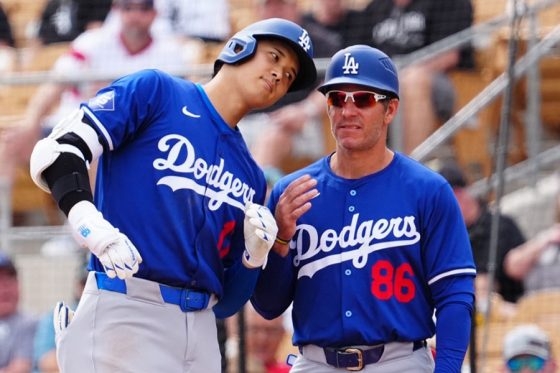 大谷翔平の新たな儀式「ヘッドバンプ」誕生秘話と込められたコーチの思い (2024年3月7日掲載) - ライブドアニュース