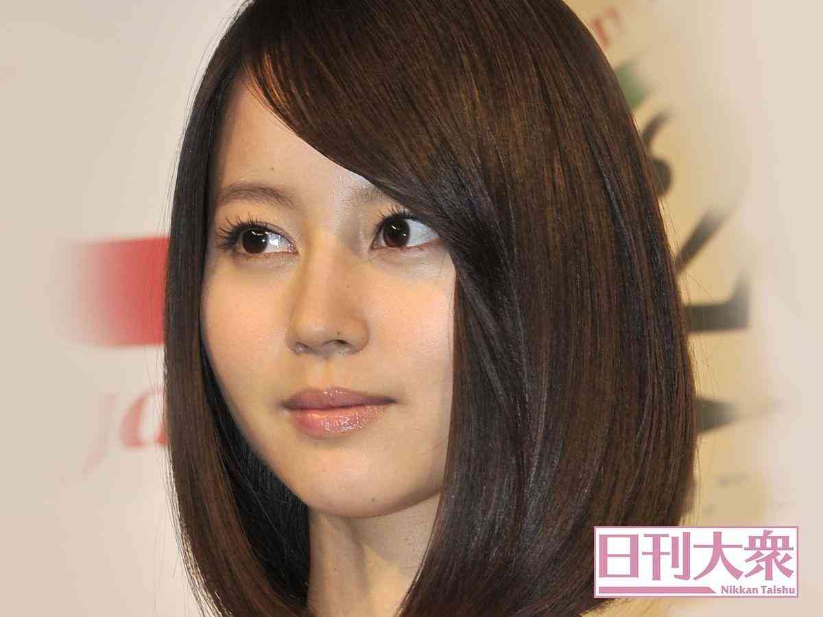 堀北真希妹・NANAMI、ロスで挙式したウエディング姿公開　ギタリスト夫との“鼻チュー”ショットも