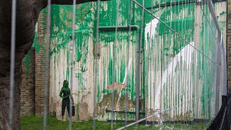 バンクシーの「木」の壁画、登場から数日後に白い塗料で汚される　ロンドン北部