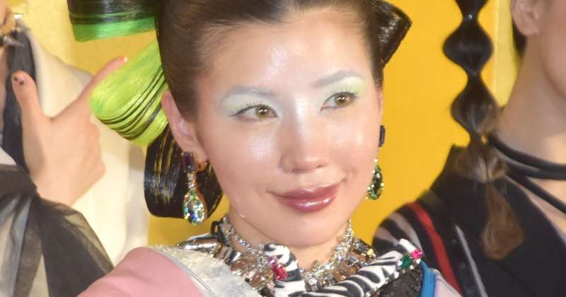 仲里依紗、ド派手な装いで登場　ひな祭りの思い出はひな人形と“ゴキブリ”  | ORICON NEWS