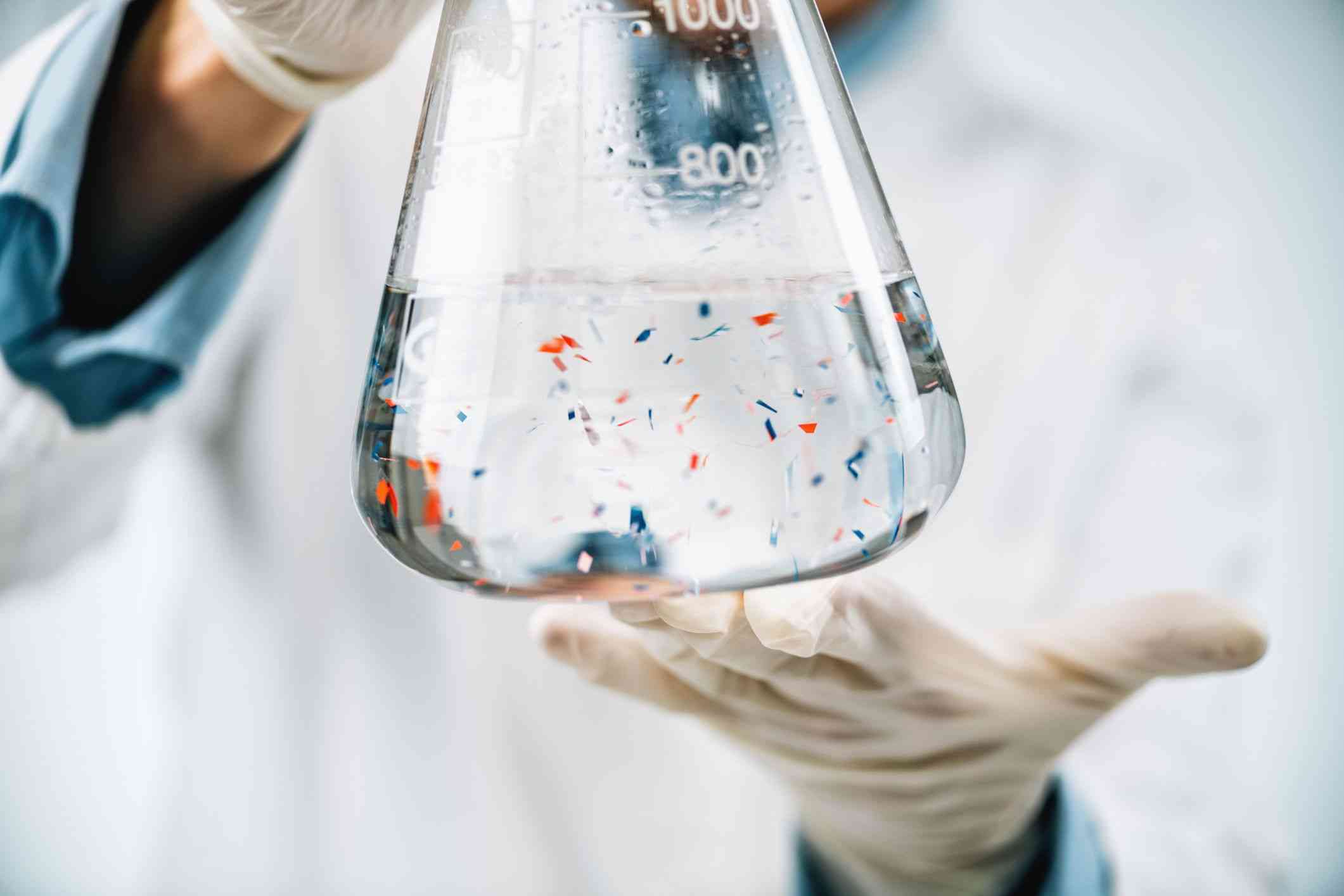 体に入ったナノプラスチックは心臓発作や早期死亡の原因に？米医学雑誌の研究で明らかに