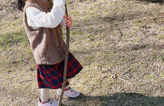               鉄棒をする子を知らない人がジーッと見ている……？気を付けたい！小学生の服装NGポイント5選    - with class -講談社公式- 家族の時間をもっと楽しく      