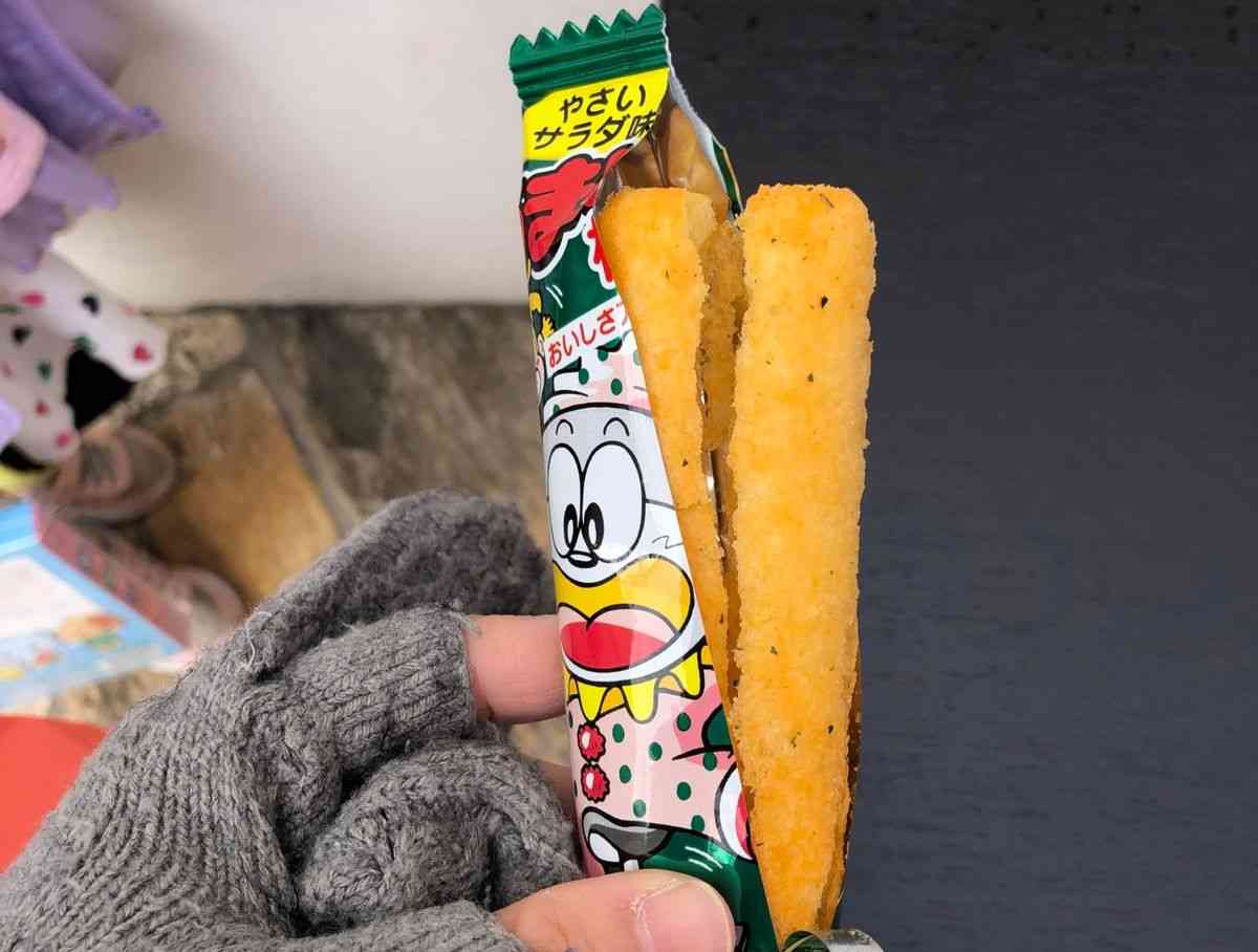 うまい棒が劇的に食べやすくなる！きれいに縦四分割に割れるとっても簡単な方法 | TRILL【トリル】