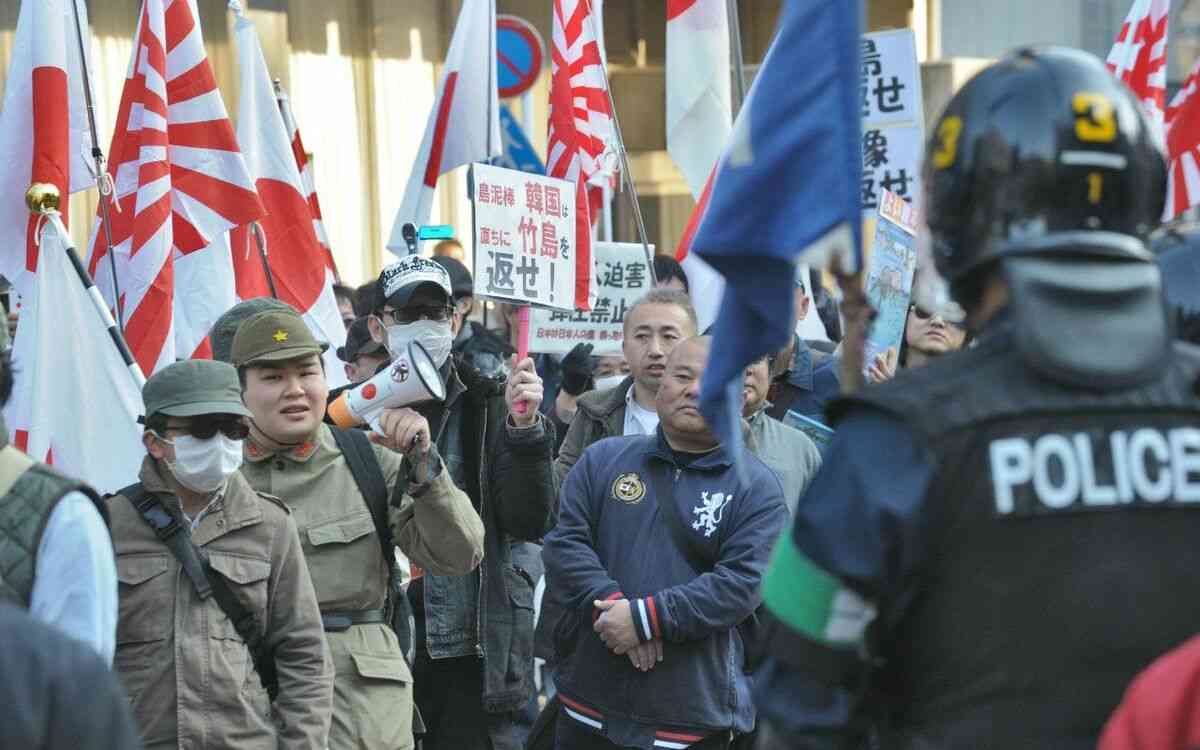 信者を集めて年収1千万？ カルト化するネトウヨ商売の闇 | 文春オンライン