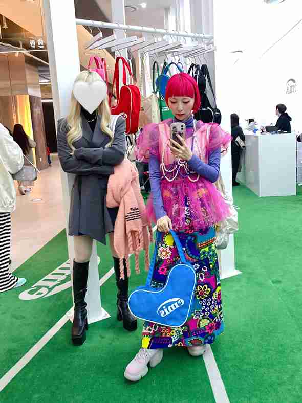 “こんな母”を見て育った姉妹「こうなります」　それぞれ“好き”が伝わってくる母と娘のコーディネートに「素敵な親子すぎる」「カッコいい親子や」の声