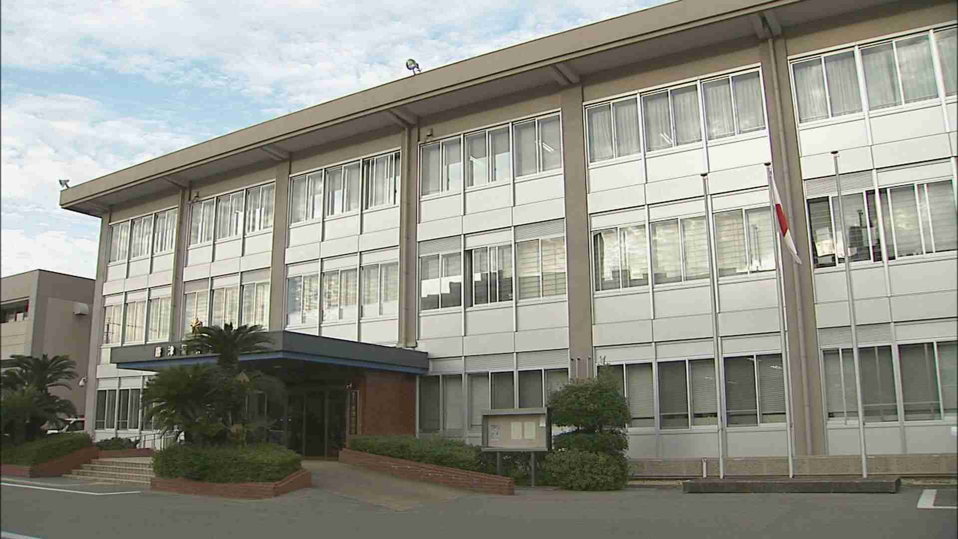 元夫を車のボンネットに乗せたまま５００ｍ引きずる…殺人未遂疑いで４３歳の女を逮捕 | ニュース | RKBオンライン