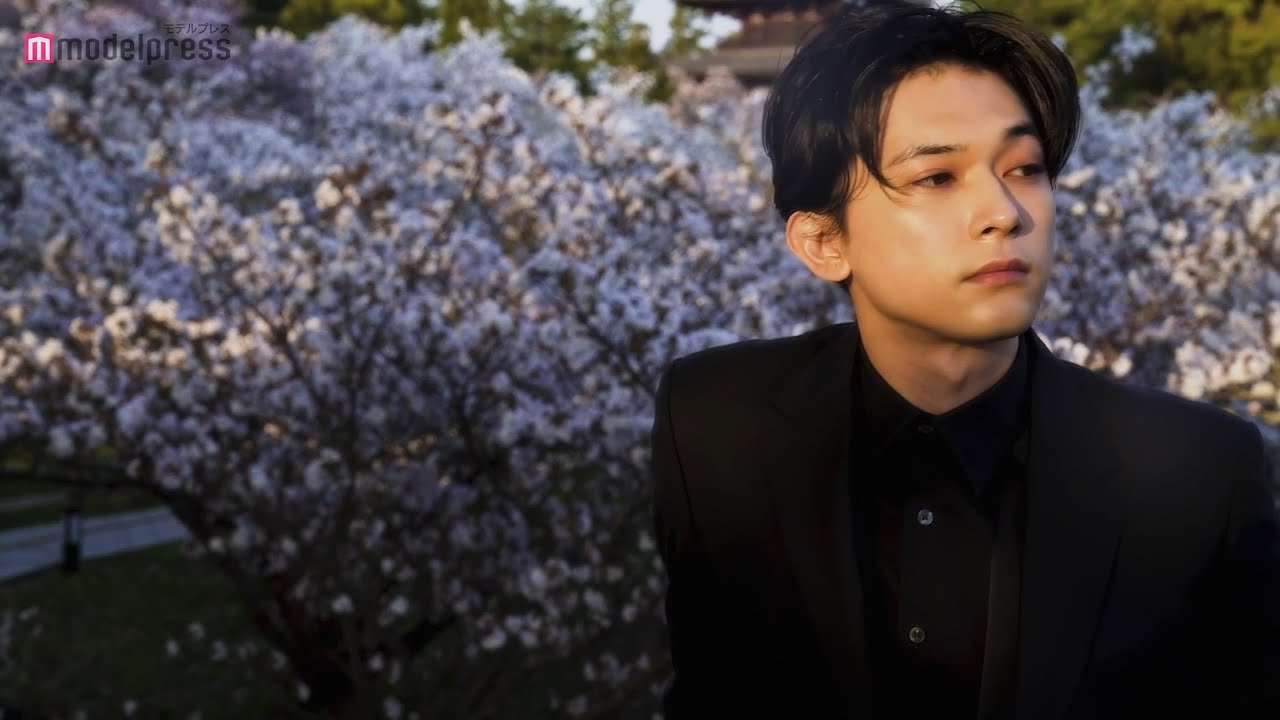 吉沢亮、雪と戯れる姿から桜に囲まれた美しい姿まで…?デビュー15周年記念写真集「Profile」メイキング&インタビュー - YouTube