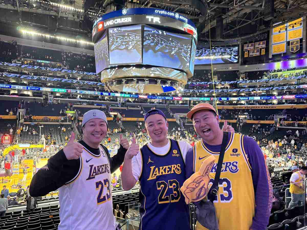 「マジ笑った」NBAの試合中継に映りこんだ“超人気お笑いコンビ”にSNS衝撃「すっごいいい笑顔」