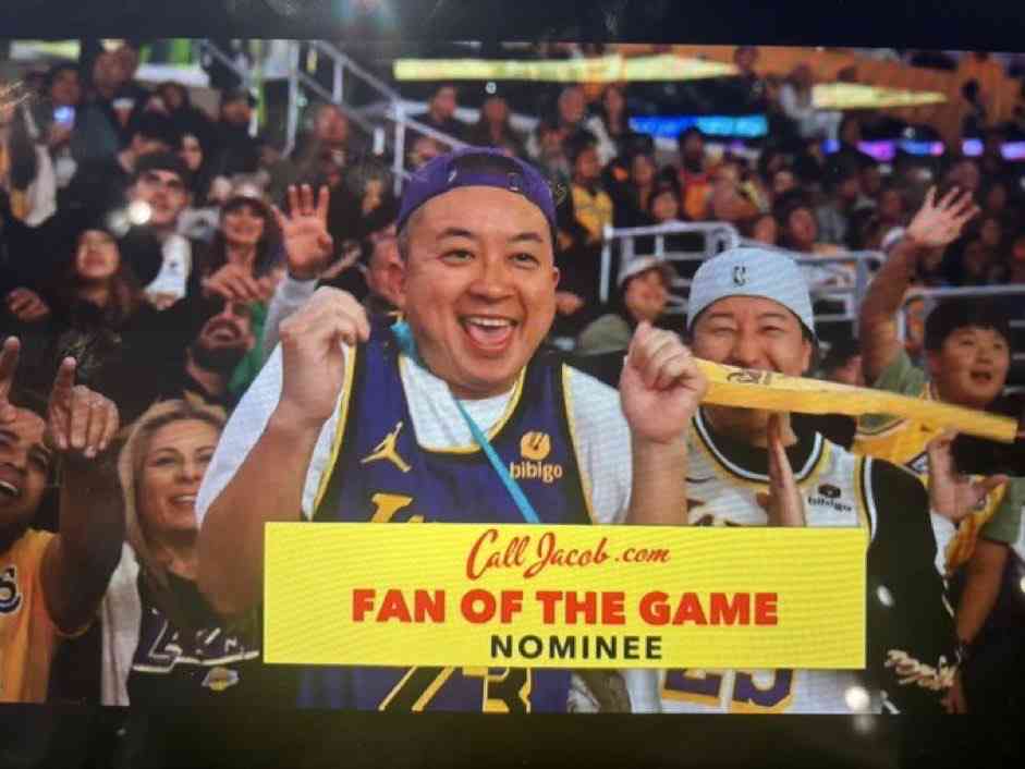 「マジ笑った」NBAの試合中継に映りこんだ“超人気お笑いコンビ”にSNS衝撃「すっごいいい笑顔」