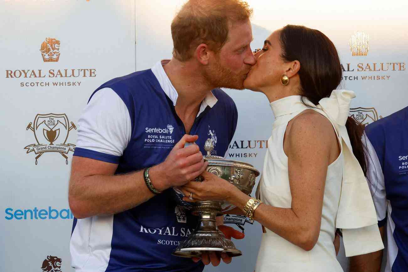 英ヘンリー王子、カメラの前で妻メーガン妃とキス ポロの試合後「彼女はとても幸せそう」と米誌