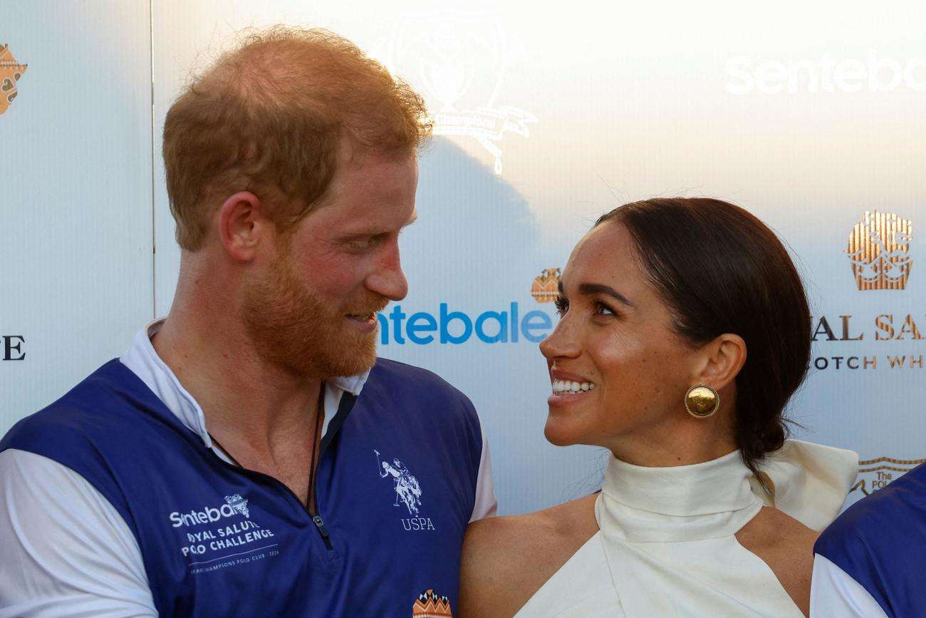 英ヘンリー王子、カメラの前で妻メーガン妃とキス ポロの試合後「彼女はとても幸せそう」と米誌