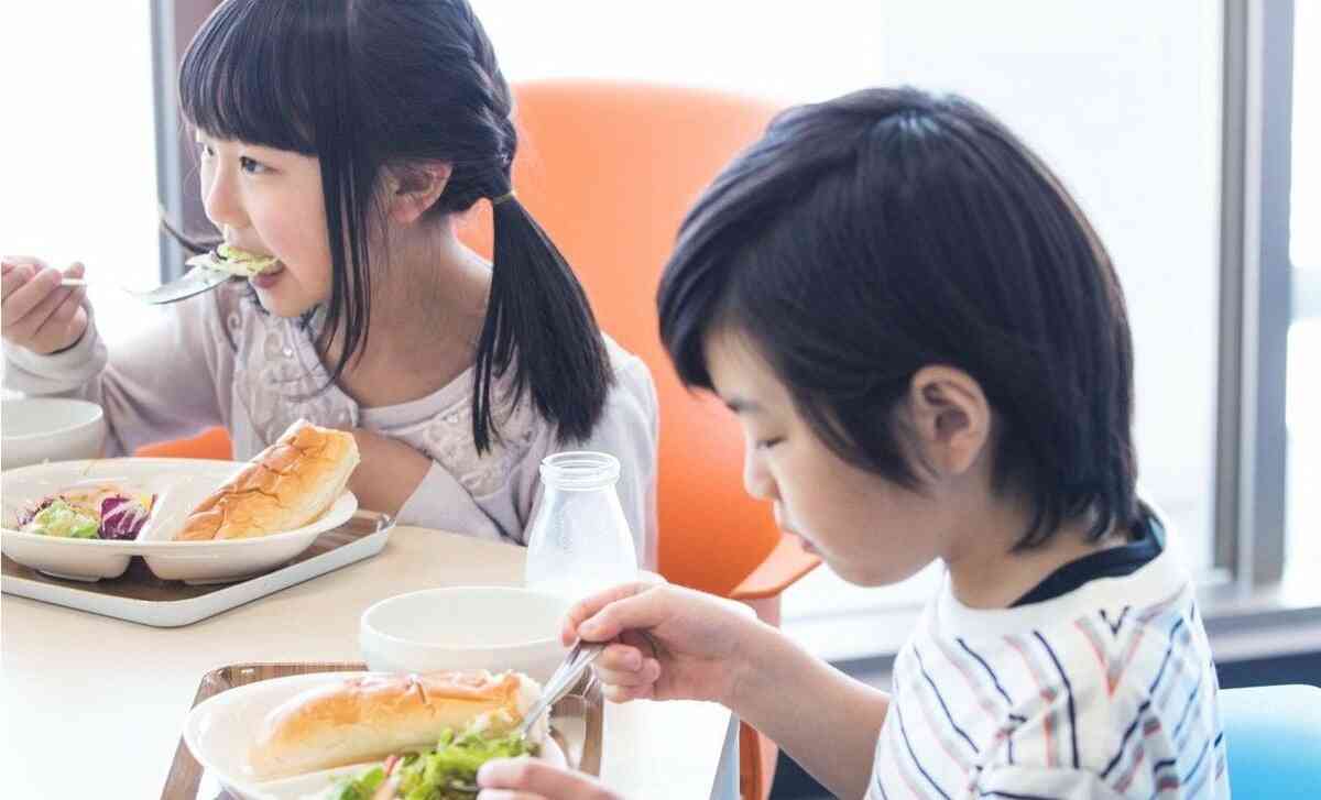 給食は「無理なく食べる」でもいい？　現役小学校教諭に聞く「ここだけの話」 | AERA with Kids＋