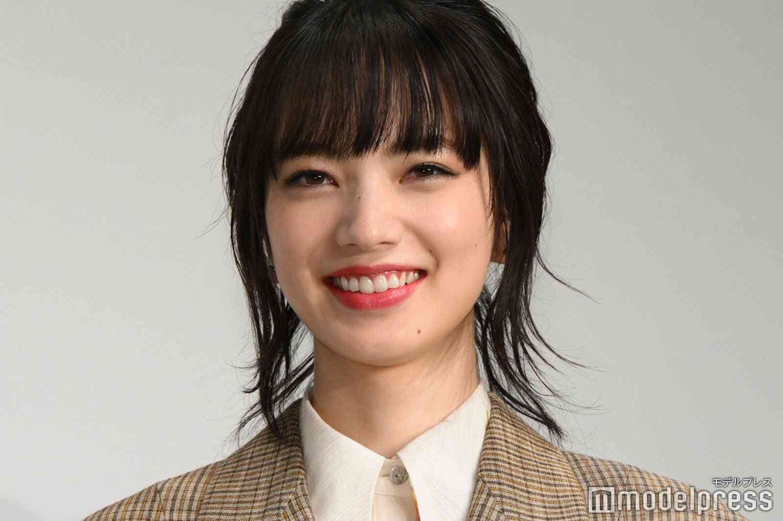 小松菜奈、第1子出産後初の公の場 監督が圧巻の美貌称賛「美しい」【わたくしどもは。】
