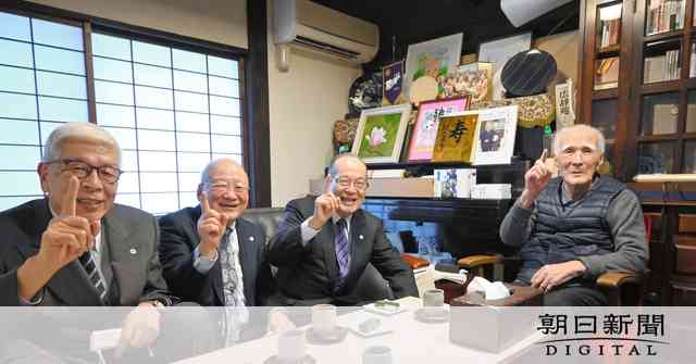 村山富市元首相が来月100歳　明大OB北野大さんらとポーズ写真 [社民] [大分県]：朝日新聞デジタル