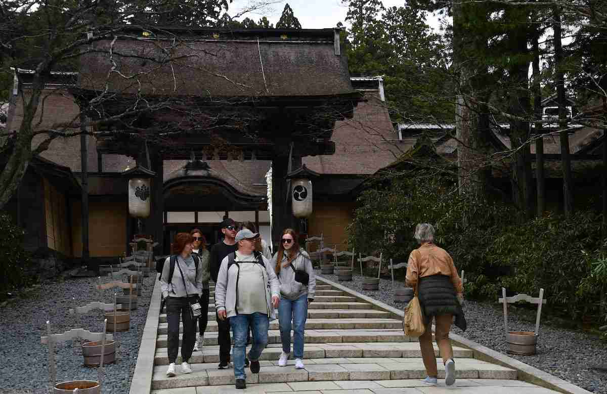 2600人の町に観光客140万人が殺到　インフラ維持の限界、高野山に「入山税」導入へ