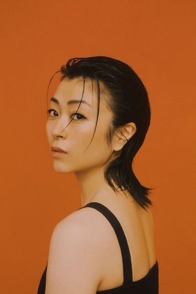     宇多田ヒカル、「Coachella 2022」88risingのステージにて初のフェス・パフォーマンス披露。記念配信EP『Head In The Clouds Forever』収録曲“T”にも参加 - TOWER RECORDS ONLINE