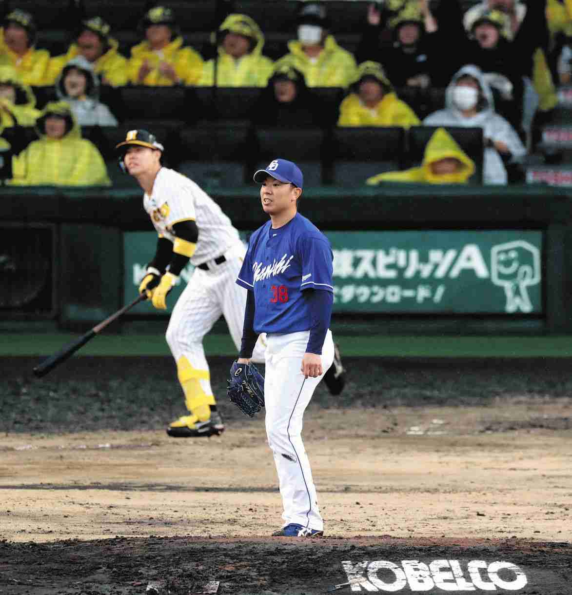 中日、4連敗で首位陥落…6回阪神・佐藤輝に先制3ラン浴びた直後の7回表終了で降雨コールドに：中日スポーツ・東京中日スポーツ 