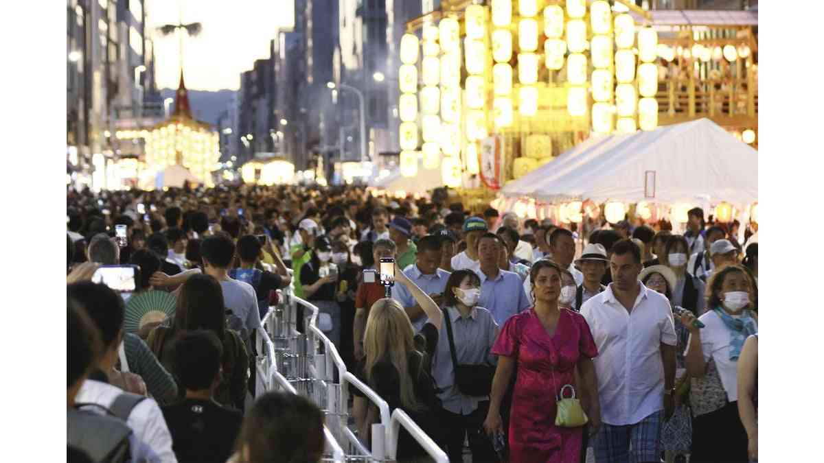 京都への観光客で交通など混雑、地元住民９割「迷惑する人がいる」…市内観光地には「ほぼ行かず」２２％：写真 : 読売新聞