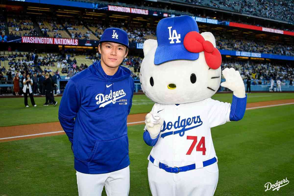 大谷翔平も山本由伸もニッコリ　YOSHIKIの生演奏とキティの始球式で笑顔のスリーショット