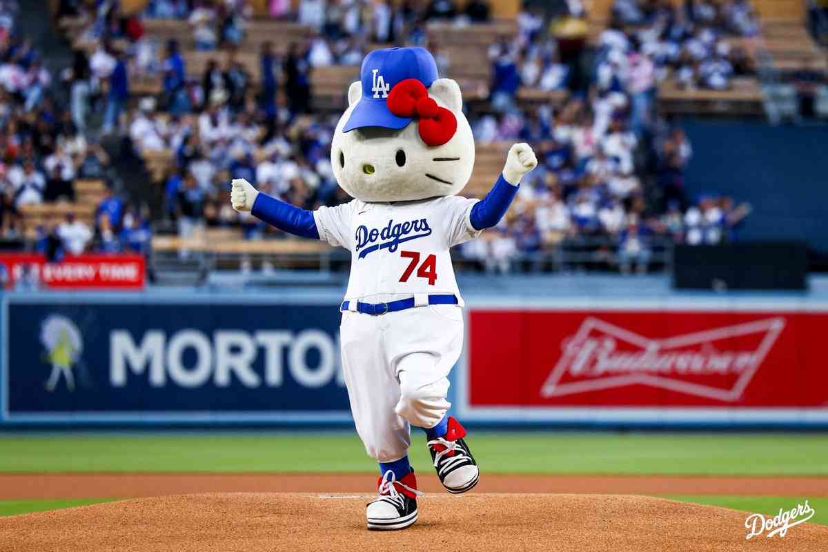 大谷翔平も山本由伸もニッコリ　YOSHIKIの生演奏とキティの始球式で笑顔のスリーショット