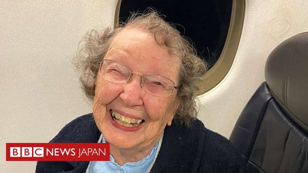 101歳女性、米航空会社に繰り返し「赤ちゃん」と間違われる - BBCニュース