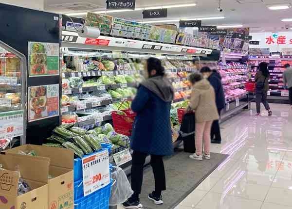スーパーやコンビニで「買わなくなったもの」は？ 周囲の人たちに聞いてみた。