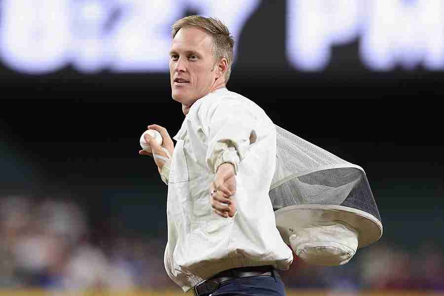 ドジャース戦で蜂駆除員が急遽始球式に登板！　試合中止を救う作業、異例の大歓声「俺たちのヒーローだ！」 | THE ANSWER