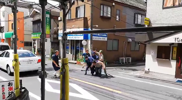 都立大学駅前で刃物切りつけ事件 勇敢なクロネコ兄さんフルボッコ捕獲 | ニュース速報Japan