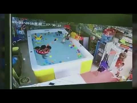 福建母玩電話出禍　1歲女兒游泳失平衡溺水命危 - YouTube