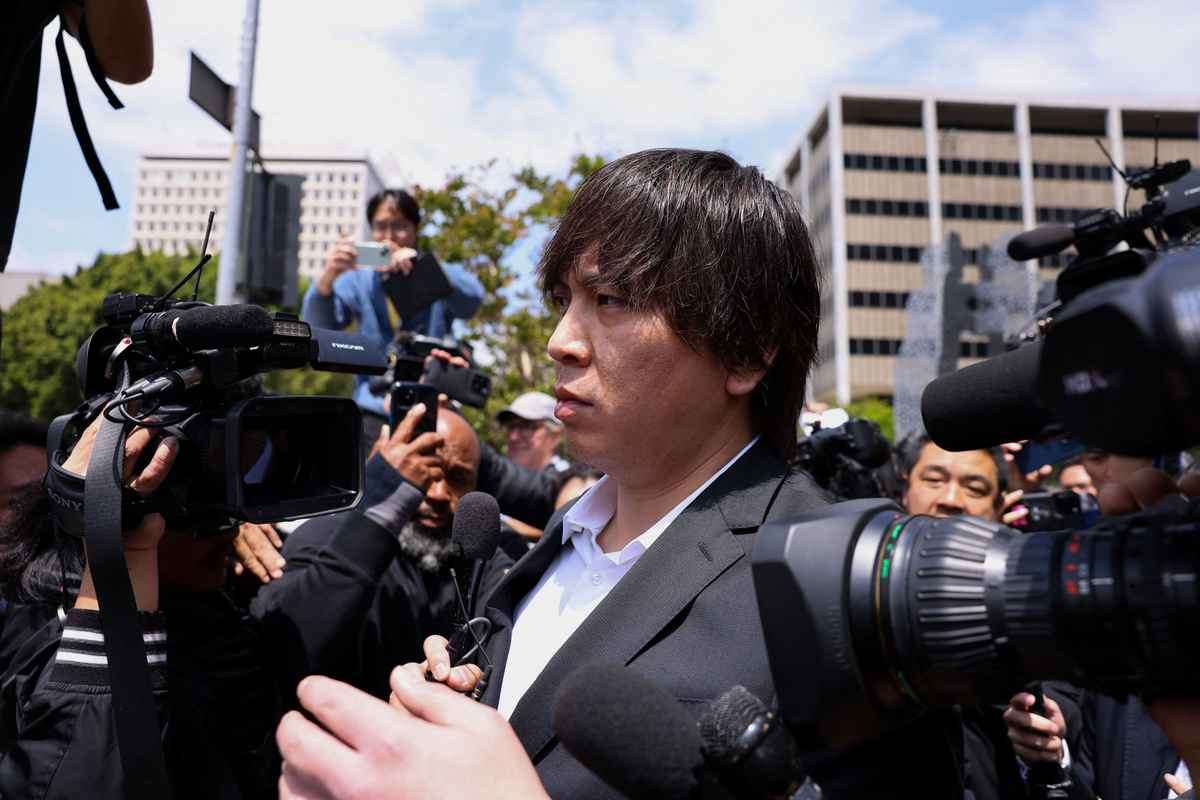 水原一平被告、ボサ髪ノーネクタイ…連邦地裁に無言で出廷、現場カオス状態、転倒するメディアも