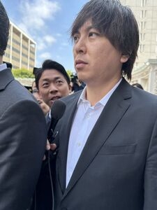 水原一平被告、ボサ髪ノーネクタイ…連邦地裁に無言で出廷、現場カオス状態、転倒するメディアも