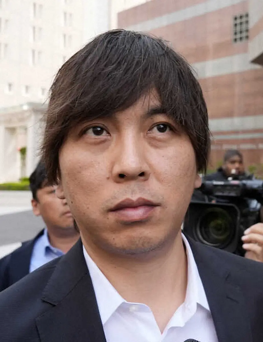 水原一平被告、ボサ髪ノーネクタイ…連邦地裁に無言で出廷、現場カオス状態、転倒するメディアも