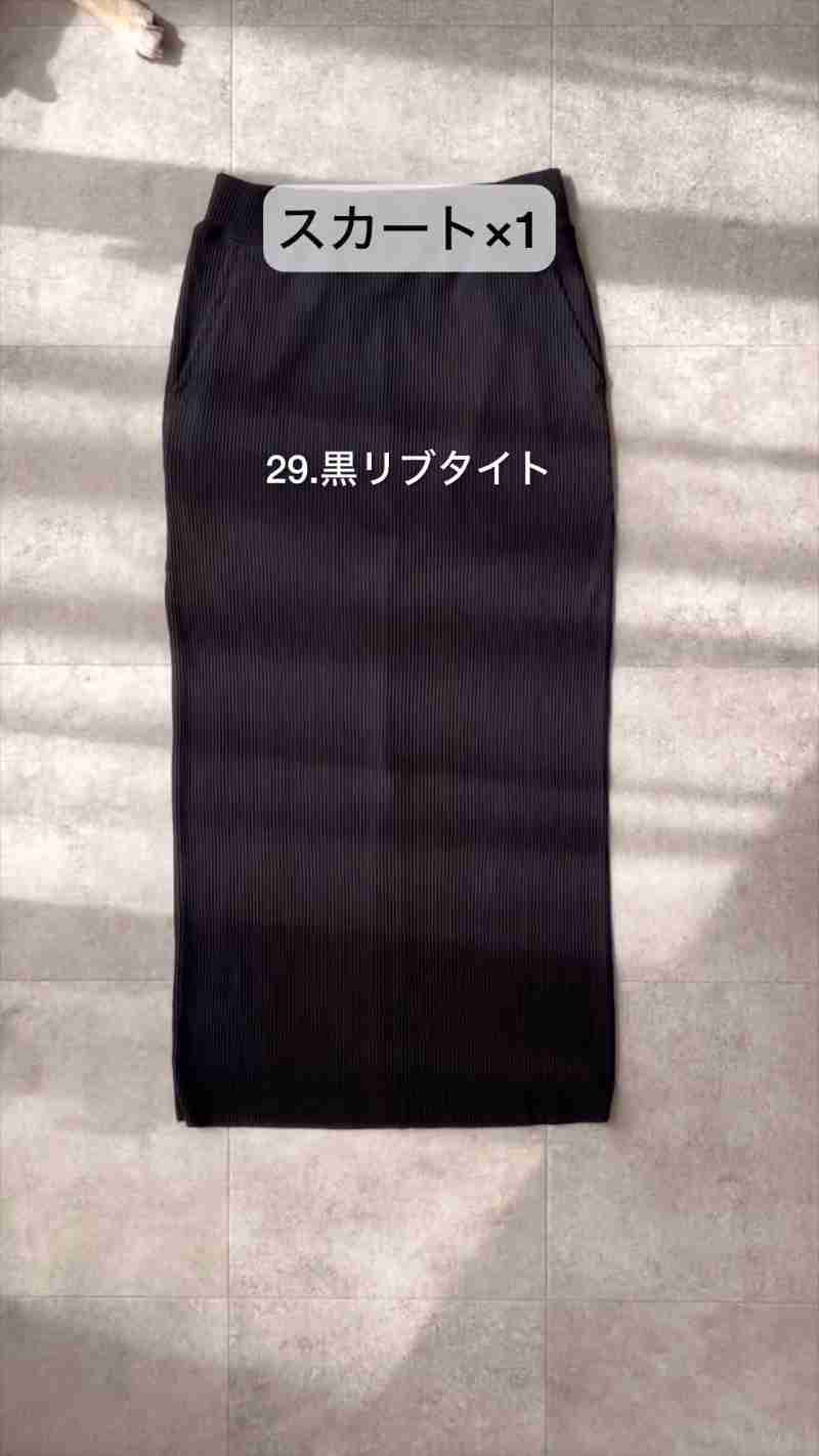 40代“シンプリスト”が手持ち服33着を全部見せ！　「少数精鋭で全て素敵」「参考にさせてください」色もおしゃれも楽しめる厳選ワードローブがすてき
