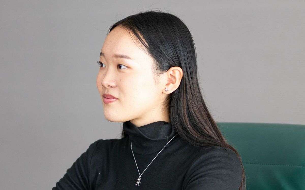 「中学時代に二重整形、21歳で一重に戻した」医師からは「本当にいいの？」と…早稲田卒の女性が語る、整形をやめた理由〈わきが整形も…〉 | 文春オンライン