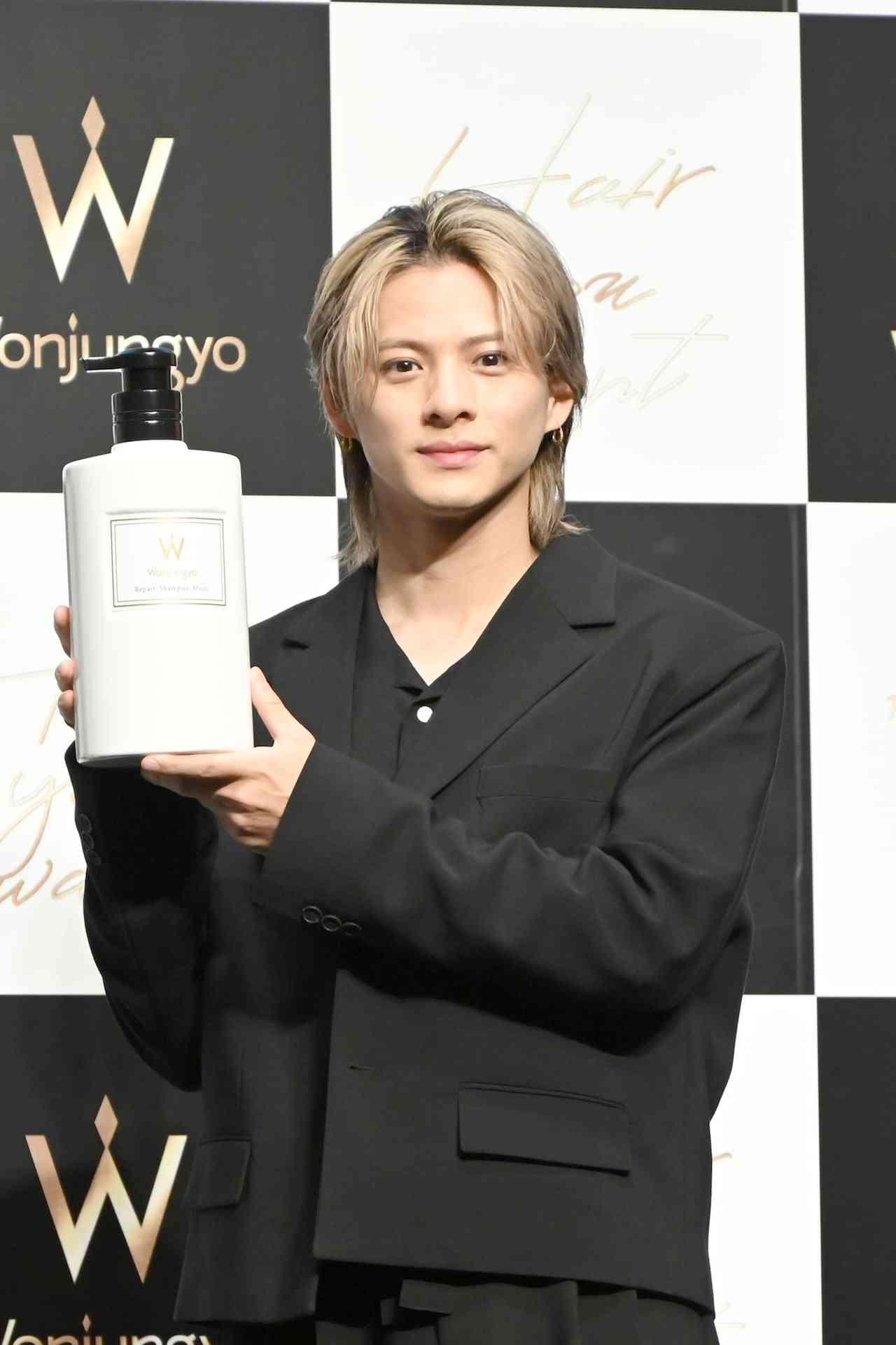 どうなってんの!? 平野紫耀、ジャケットを脱いだムキムキ姿に「す、すげえ」「その筋肉ヤバイ」