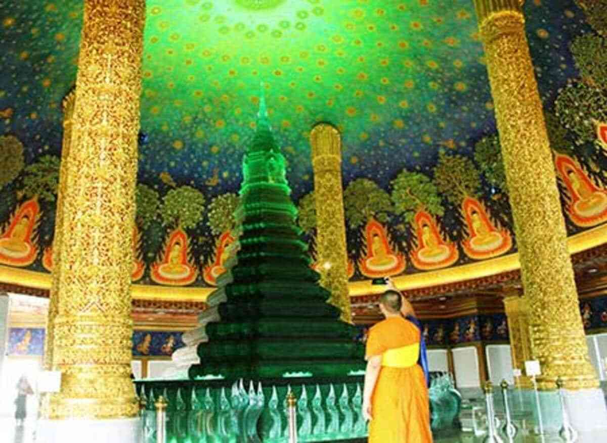 バンコク寺院に群がる日本人観光客 “インスタ映えスポット”で迷惑行為連発 | 東スポWEB