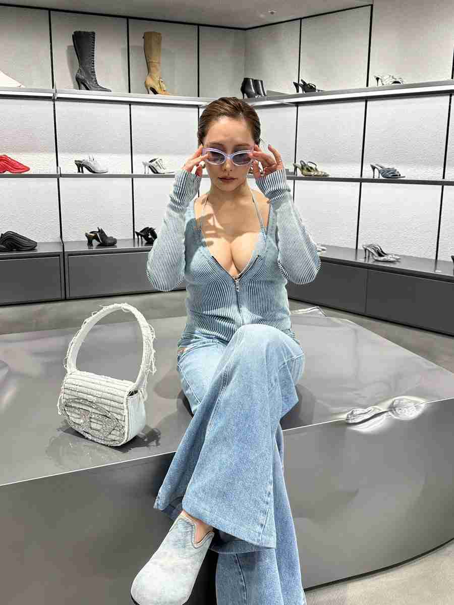 人気YouTuberに「下品」「胸しまえ」　露出度へ批判も「私が着たい服を着る」と反論