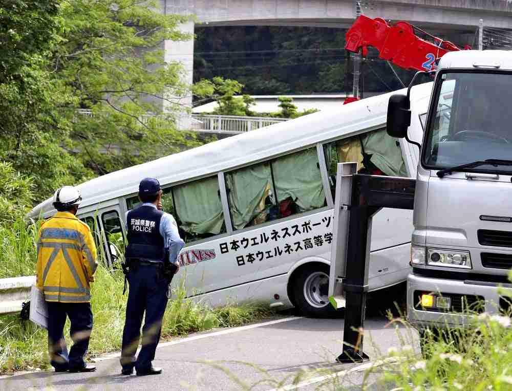 マイクロバスが転落　運転手と高校生12人が軽傷　茨城県笠間市