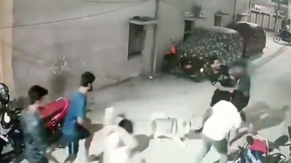 【衝撃】男5人が男性と犬を棒で集団暴行…犬に噛まれた復讐か？殺人未遂の疑いで逮捕（動画あり）