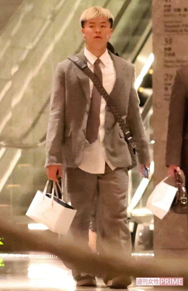神田うの、那須川天心、益若つばさ、ヒカル…『ヘラヘラ三銃士』まりなの結婚式に集った豪華参列者をキャッチ